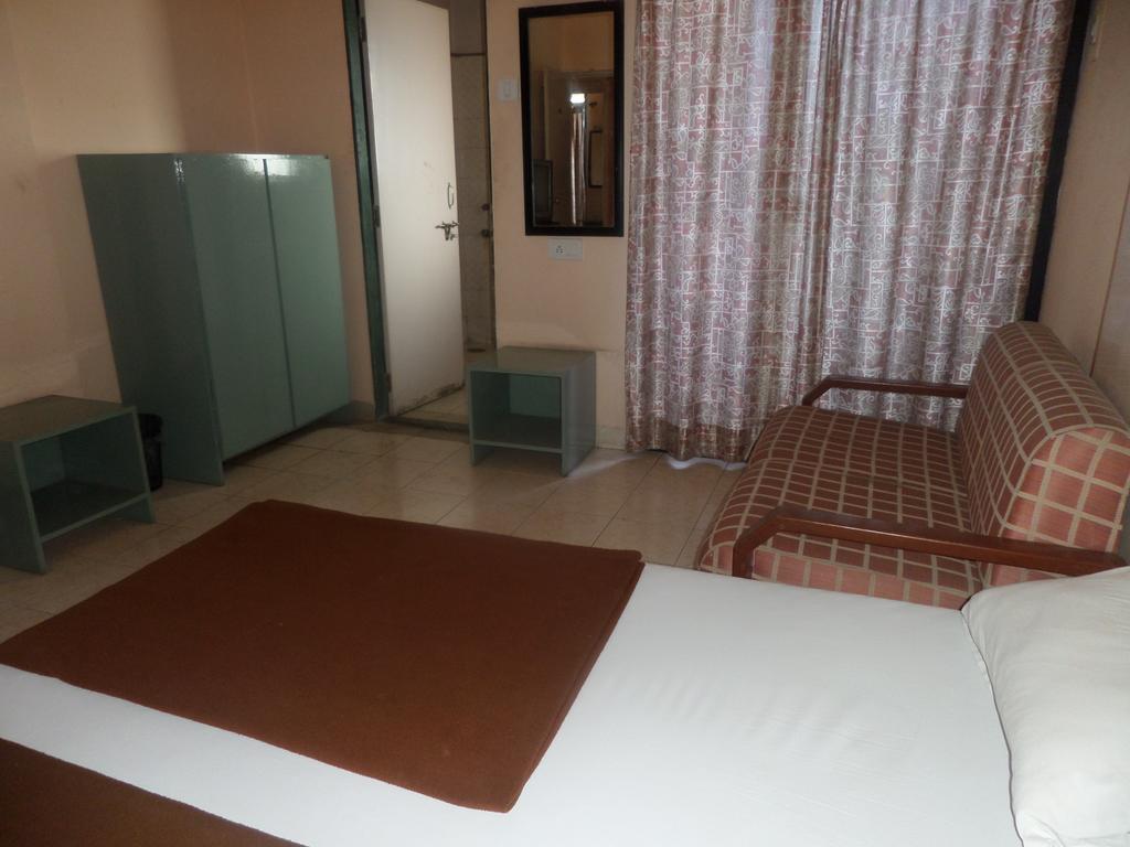 Oyo Flagship 37830 Hotel Aakar International Satara Exterior foto