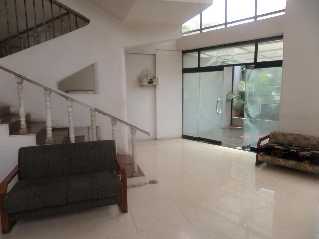 Oyo Flagship 37830 Hotel Aakar International Satara Exterior foto