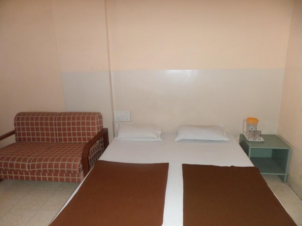Oyo Flagship 37830 Hotel Aakar International Satara Exterior foto