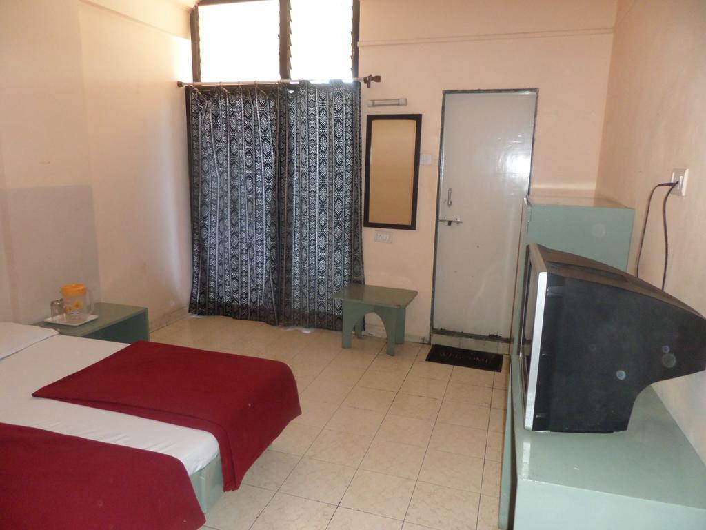 Oyo Flagship 37830 Hotel Aakar International Satara Exterior foto